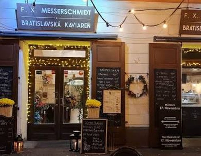 Kaviareň F. X. Messerschmidt – vchod z Námestia SNP